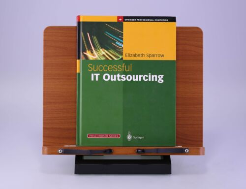 Successful IT Outsourcing: From Choosing a Provider to by Elizabeth Sparrow