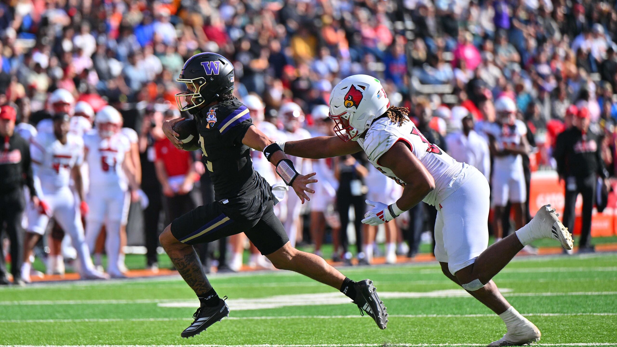 UW’s Demond Williams shined in first half of Sun Bowl against Louisville Cardinals