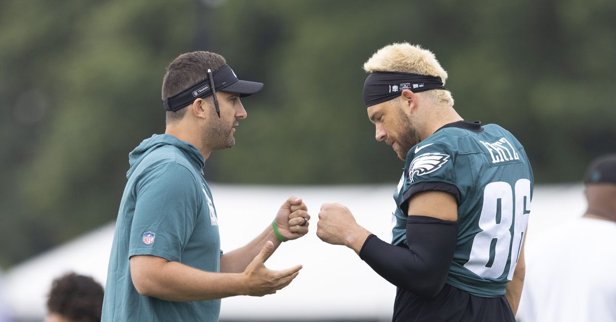 Nick Sirianni apologized Zach Ertz after a high five led to separation