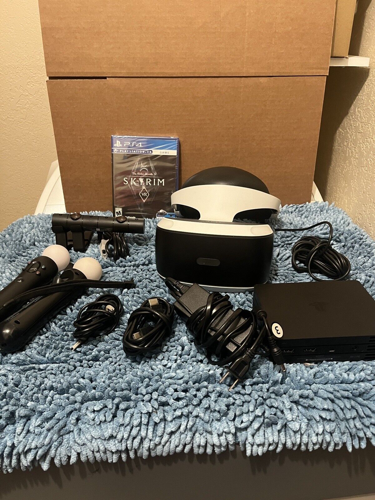 Sony PlayStation VR Headset CUH-ZVR2 W/Camera / Skyrim Game / Motion Controllers