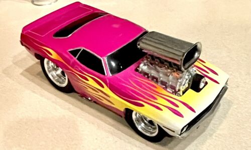 MUSCLE MACHINES 1970 HOT PINK PLYMOUTH CUDA SUPER ROD  1/18