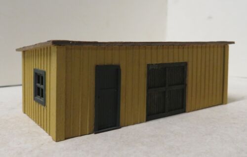 YARD OR LINE STORAGE OR MAINTENANCE SHED. BUILT. WOOD. DETAILED. WEATHERED. HO