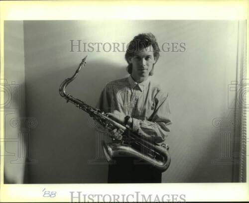 1988 Press Photo Musician Johnny Reno Poses With Saxophone – sap53484