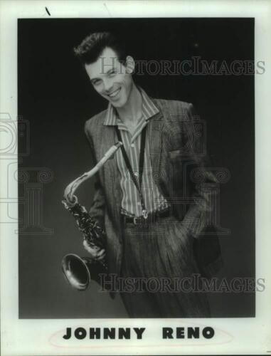 Press Photo Musician Johnny Reno Poses with Saxophone – sap59949