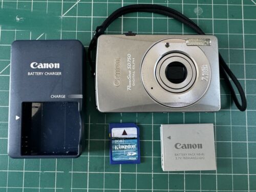 Canon PowerShot Digital ELPH SD750 Digital IXUS 75 7.1MP Digital Camera + Extras