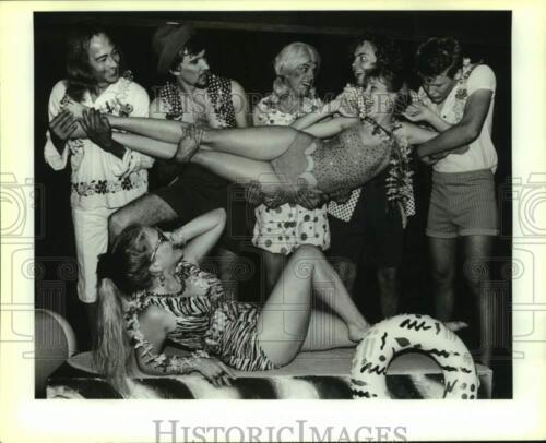 1990 Press Photo Cast of “Psycho Beach Party” pose at All-Nite Drugstore Theater