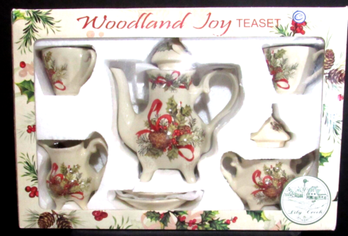 LILLY CREEK SET OF CHILD’S 7 PIECE WOODLAND JOY STONEWARE HOLIDAY PLAY TEA SET