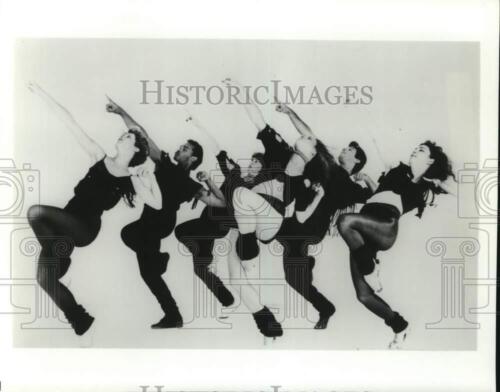 Press Photo Waves Dance Company Dancers Perform – sap56203