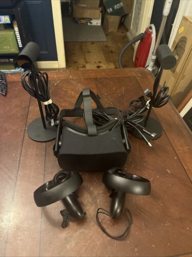 ꙮ Oculus Rift S PC-Powered VR Gaming Headset Black Controllers Sensors Q23