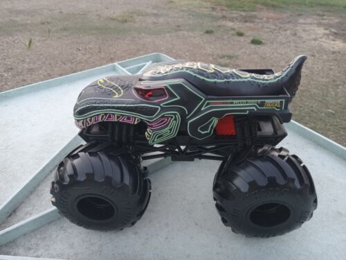 Monster Jam – Monster Trucks – Mega-Wrex – – 1:24 Scale – Neon