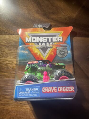 Monster Jam Truck GRAVE DIGGER 1:64 w/ Pink Driver Man 2019 Danger Divas Edition