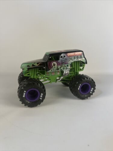 Hot Wheels Grave Digger Monster Jam Die Cast Monster Truck 1:64 Skull