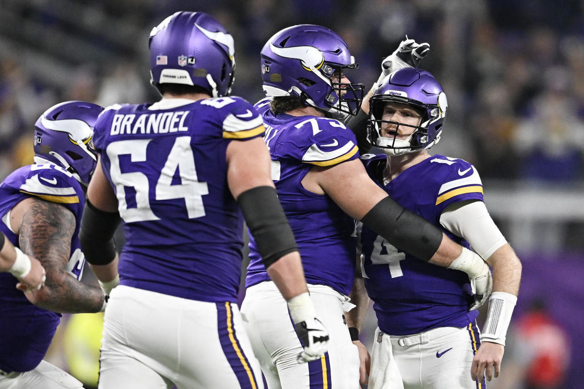 NFL playoff picture and draft order Week 17: Vikings hang on in race for top seed as Rams, Commanders clinch