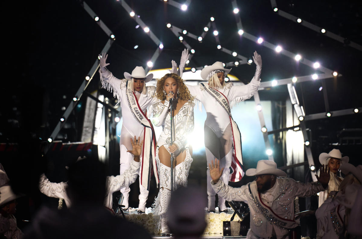 Beyoncé’s Mom Tina Knowles Reacts to Criticism Over Singer’s Christmas Day Halftime Show