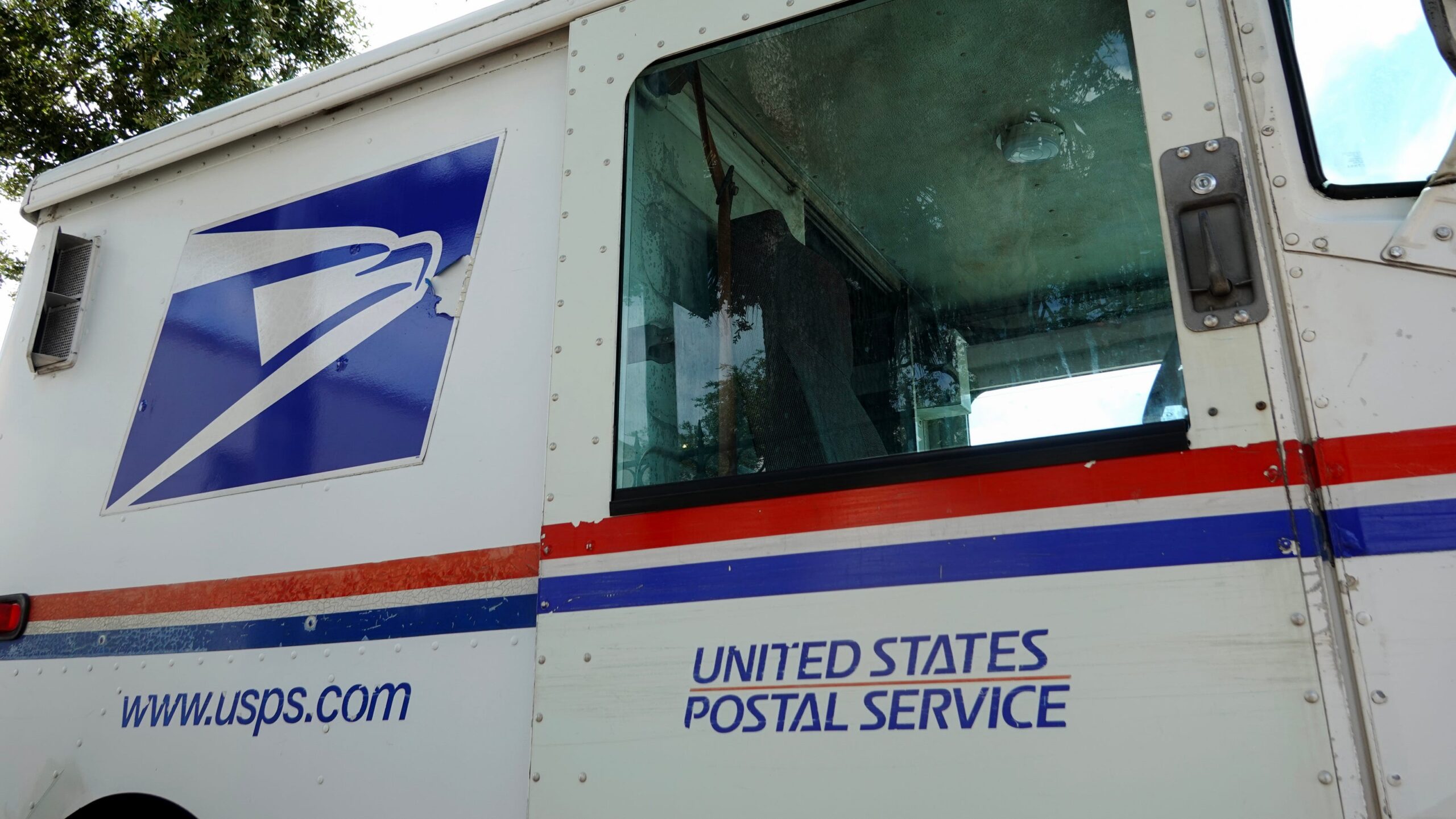 Are banks, post offices, UPS, FedEx open on New Year’s Eve 2024?