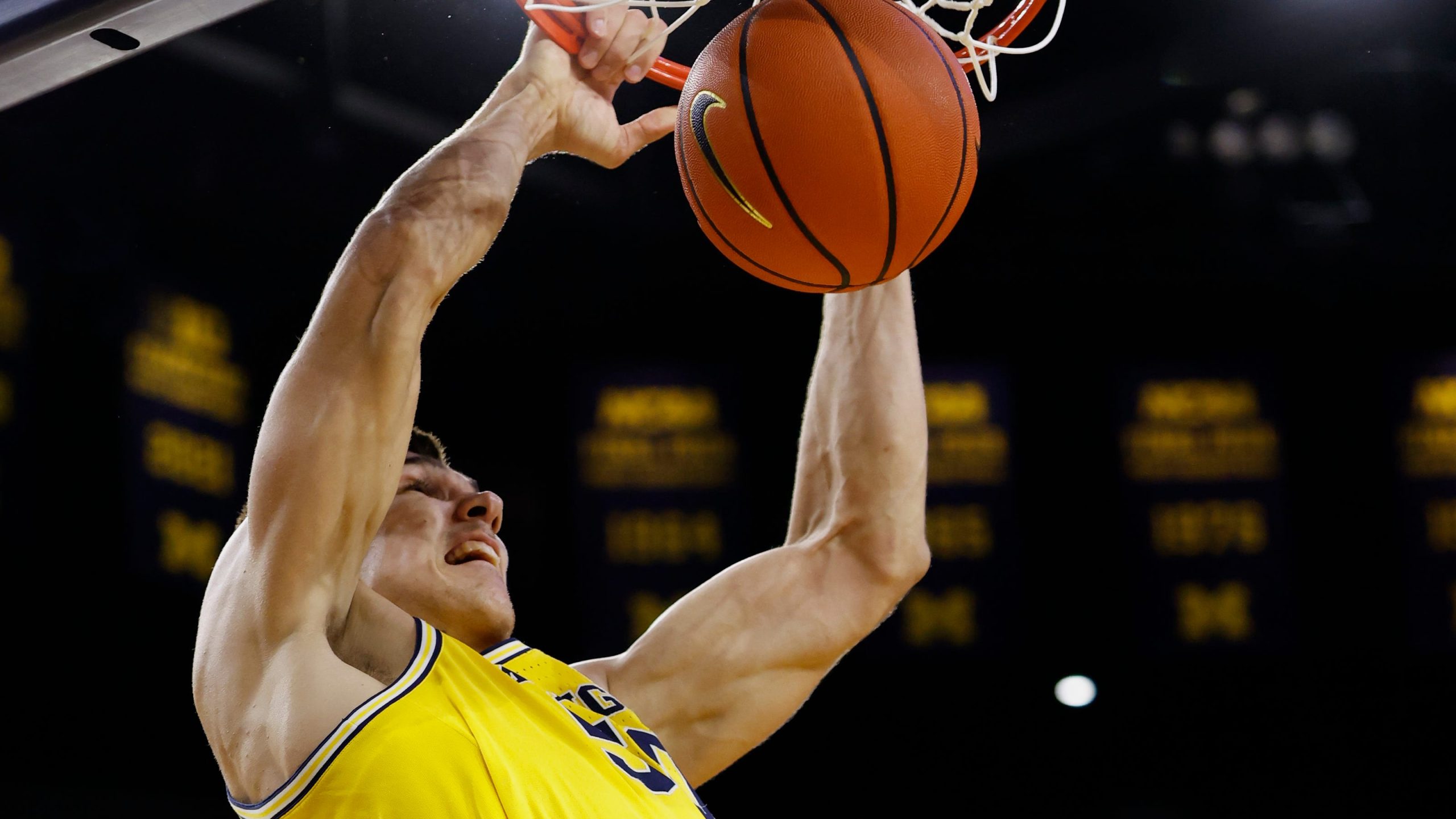 Michigan basketball towers over Western Kentucky, 112-64