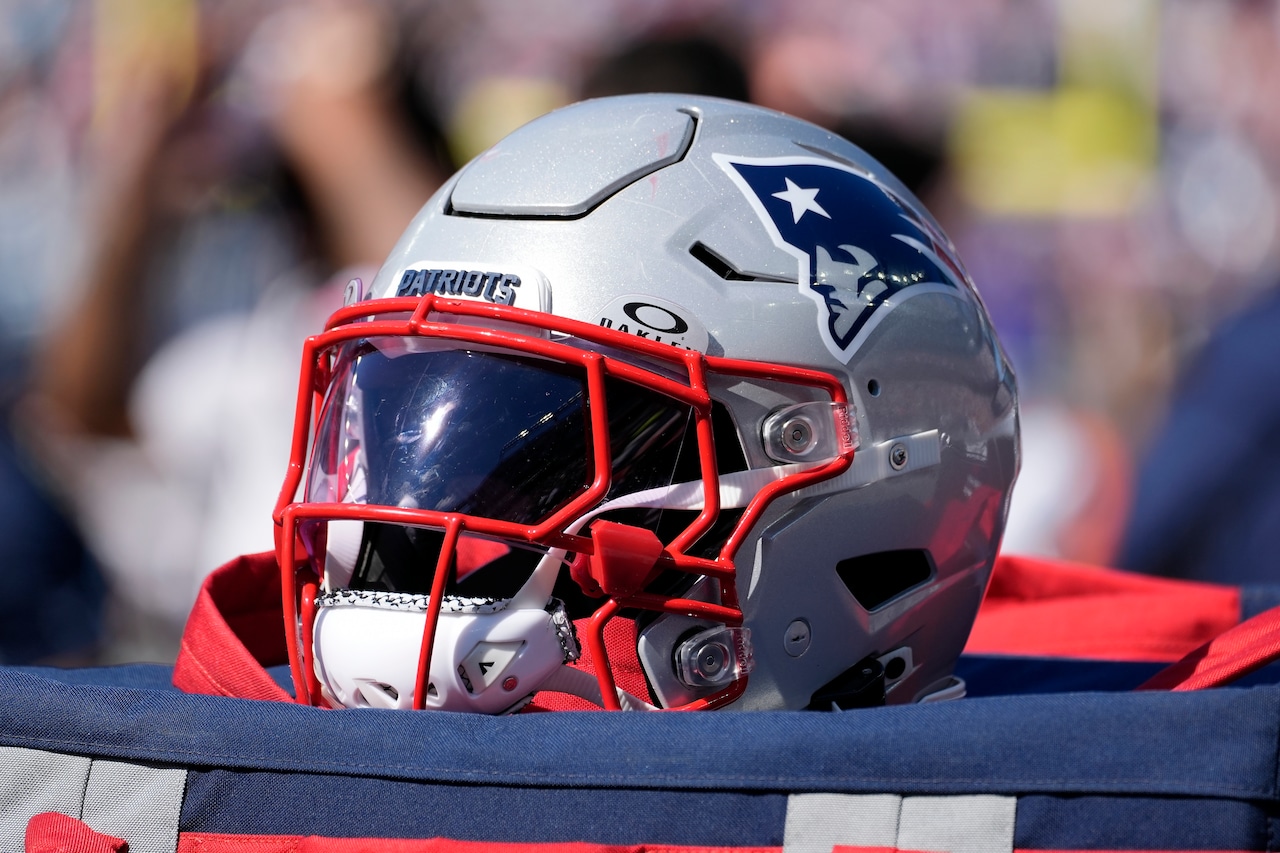 Young Patriots star leaves game with concussion, will not return