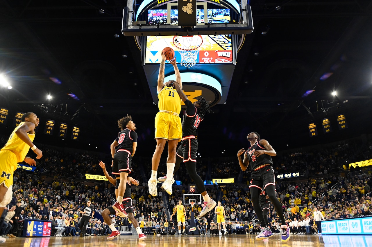 Michigan catches fire from 3, smokes Western Kentucky to close nonconference