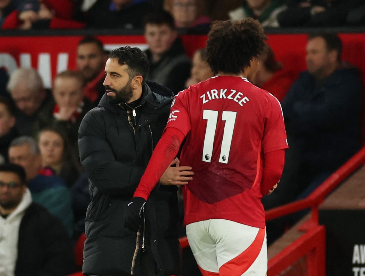 Manchester United fans boo Joshua Zirkzee off as striker subbed before half time against Newcastle