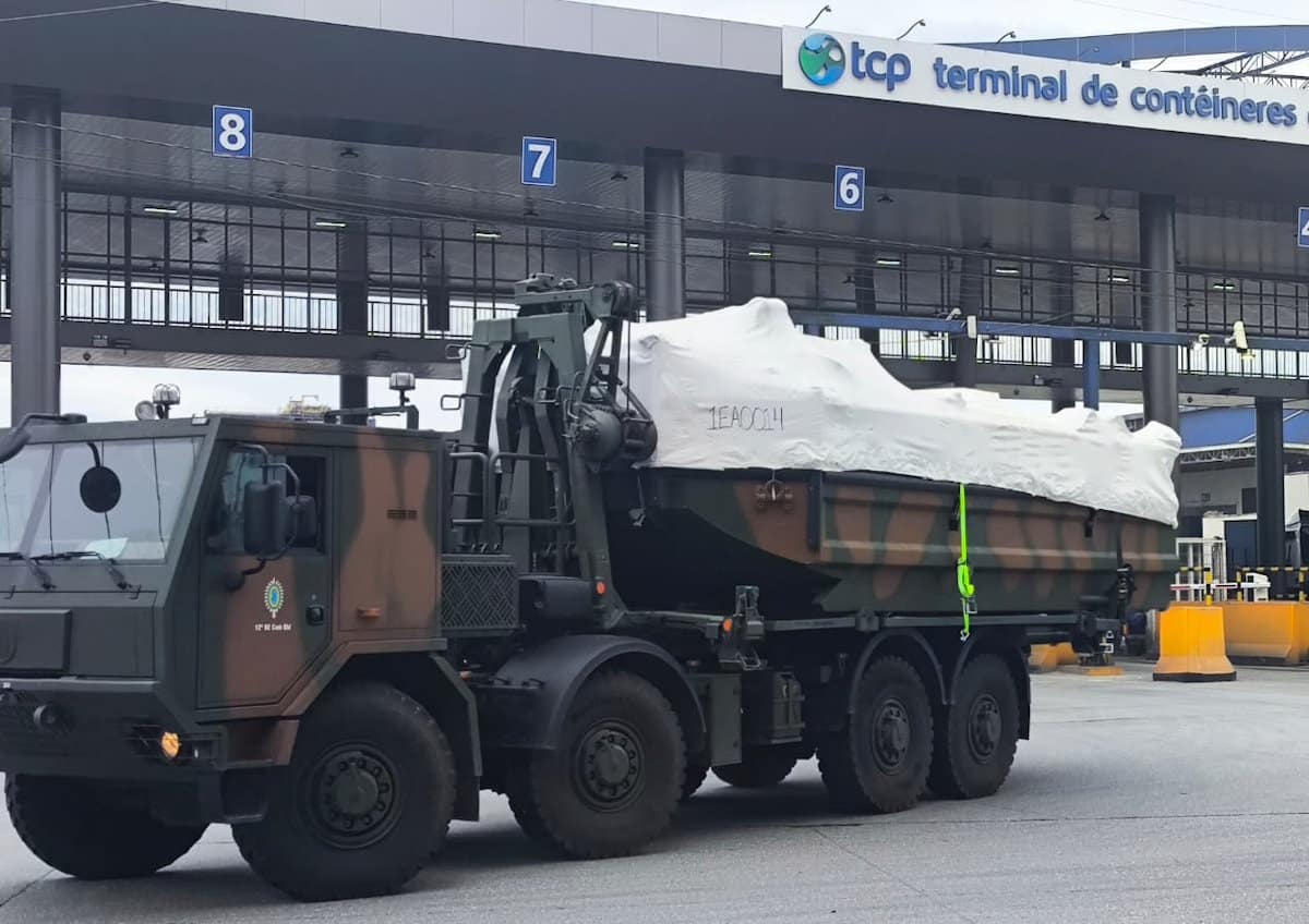 Exército Brasileiro recebe novos caminhões Tatra equipados com pontes móveis