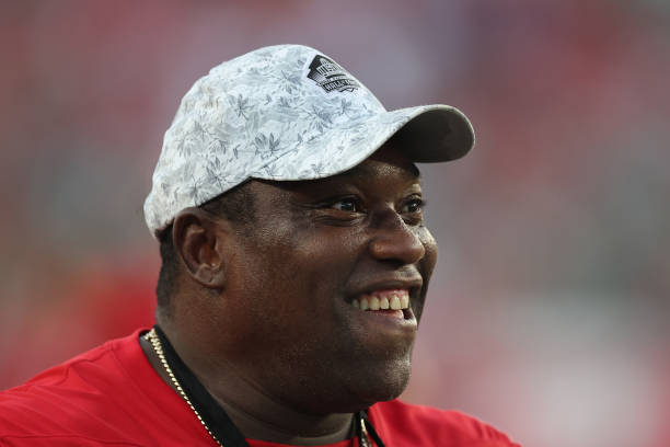 Warren Sapp Turns Up For Student With Incarcerated Father on Christmas Before Colorado’s Alamo Bowl