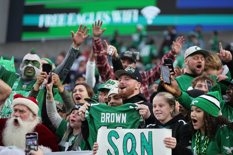 Eagles fan quickly returned the ball A.J. Brown threw into the stands