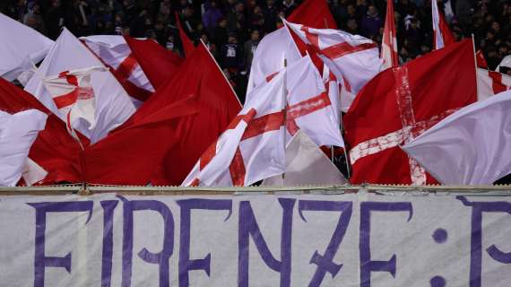 QUI VIOLA – I tifosi caricano la squadra prima della partenza per lo Stadium