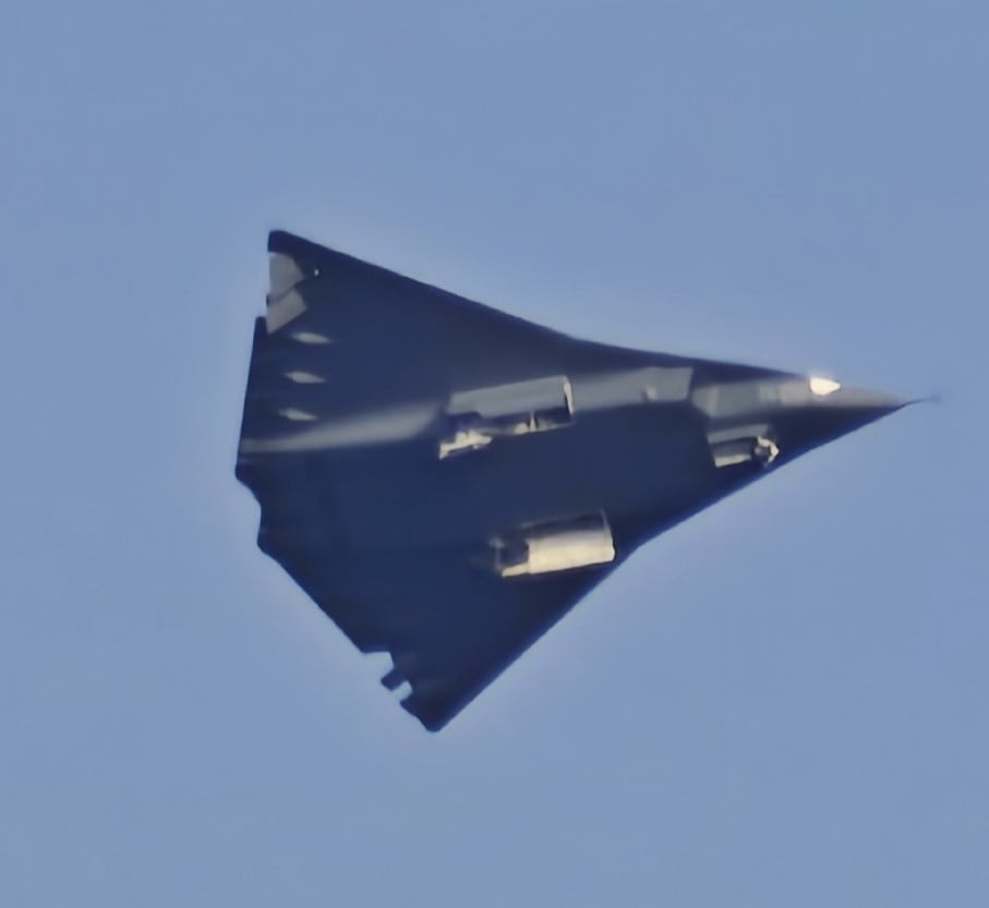 New Chinese Advanced Combat Aircraft Emerge In Flight