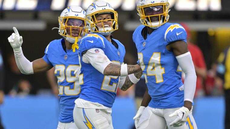 Chargers safety carted off the field in Week 17 vs. Patriots