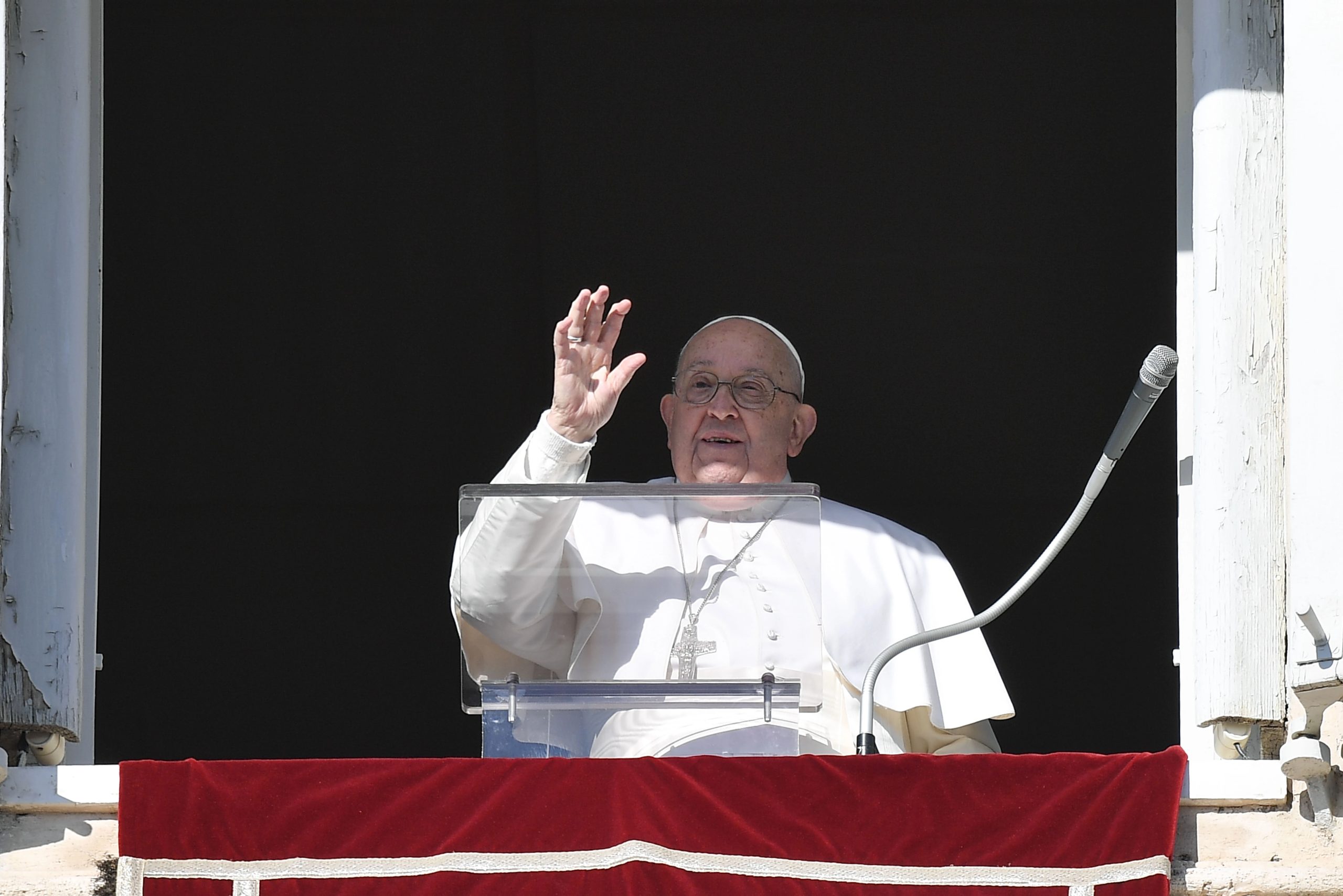 Pope highlights Holy Family as model of dialogue, warns against phone use at meals