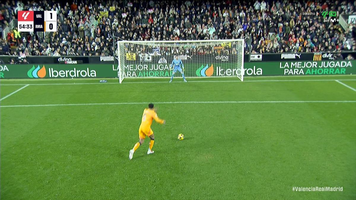 WATCH: Jude Bellingham misses Real Madrid penalty against Valencia after delayed run-up