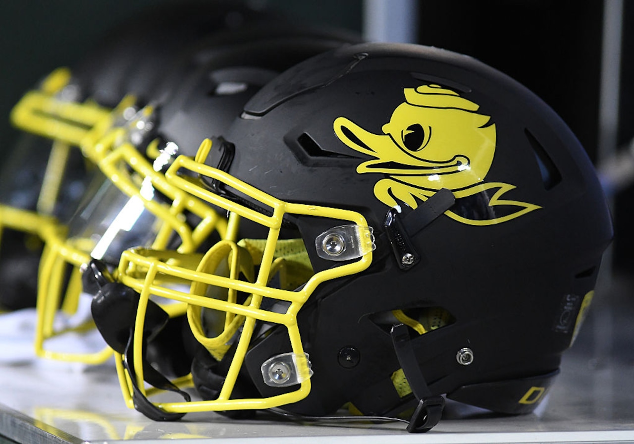 Report: Oregon quarterback signee Jaron Keawe Sagapolutele to enter transfer portal.