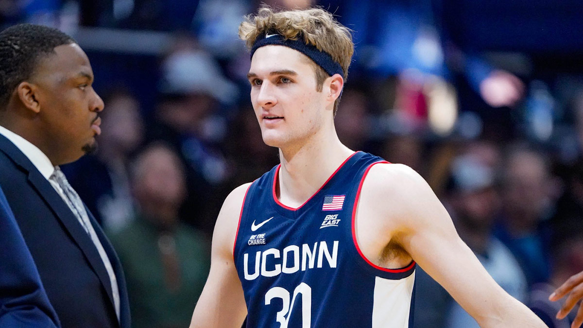 UConn’s Liam McNeeley suffers injury scare vs. DePaul