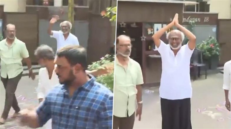 Rajinikanth melambai dan mencium penggemar saat dia menyapa mereka di luar kediamannya pada Hari Tahun Baru (Tonton Video)