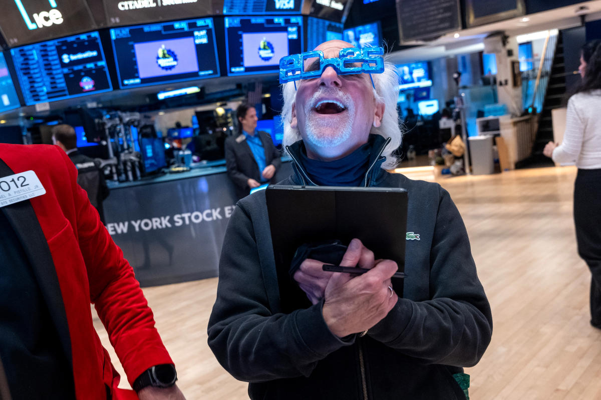 Dow, S&P 500, Nasdaq fall as comeback bid falters and Tesla, Apple slide