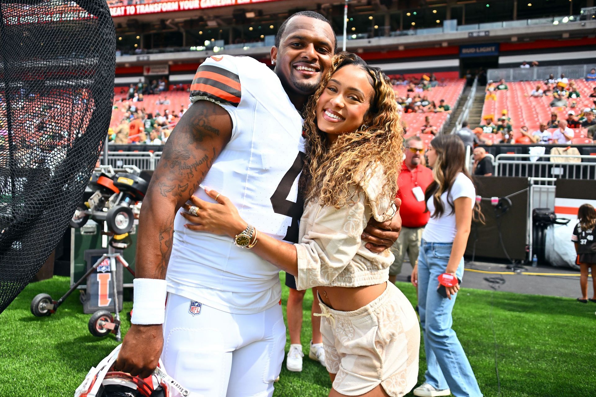 Deshaun Watson’s girlfriend Jilly Anais celebrates birthday, shares snaps in stunning golden-themed shoot