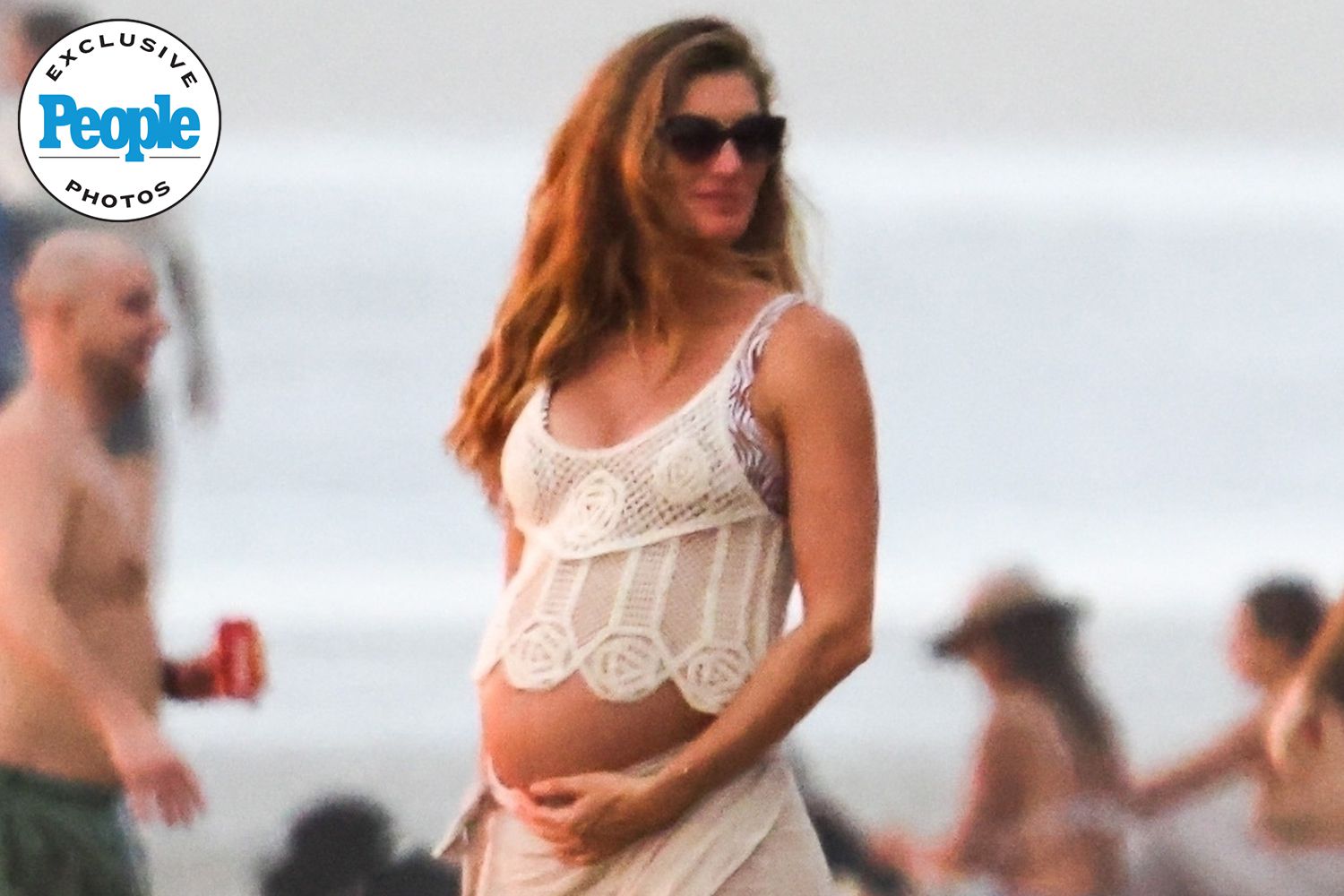 Pregnant Gisele Bündchen Bares Her Bump and Spends the Holidays with Boyfriend